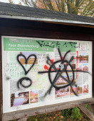 Foto: Touri-Tafel am Bahnhof seit Jahren beschmiert  